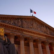 Cure palliative: la Francia approva la legge (ma non il “diritto”)