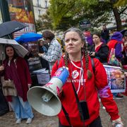 L’attivista Claire Bourdille durante una manifestazione del Collettivo infantista in Francia