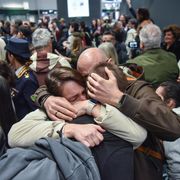 È atterrato il volo da Abu Dhabi che ha riportato a casa 200 studenti italiani da Dubai, dove da sabato sono avvenuti bombardamenti dopo l'attacco di Usa e Israele all'Iran / ANSA