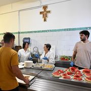 Indossiamo il grembiule del servizio e della prossimità