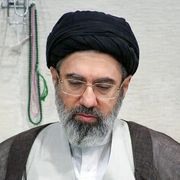 L'era Khamenei si dilata: rinviati funerali e successione