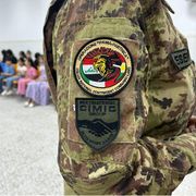 Il contingente italiano consegna materiale scolastico e abbigliamento ad alcuni orfani di Erbil / ANSA