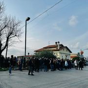 La fiaccolata davanti alla casa famiglia di Vasto che ospita i figli di Catherine Birmingham e Nathan Trevallion, per contestare la decisione di allontanare la madre della "famiglia del bosco" dai suoi bambini / ANSA