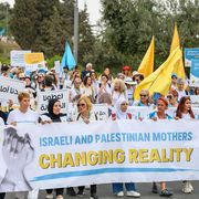 L’ultima marcia congiunta di Women of the sun e Women wage peace si è svolta a Gerusalemme il 4 ottobre 2023 La solidarietà fra le due organizzazioni ha resistito alla strage di Hamas e al massacro della guerra in cui sono morte 46 attiviste