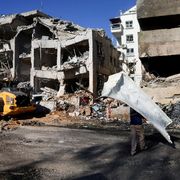 Una fila di palazzi bianchi sventrati da un'esplosione