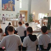 Roma: il parroco di Santa Maria della Presentazione, don Paolo Stacchiotti, assieme ai bambini