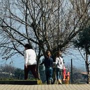 Zia Rachel passeggia nel cortile della casa famiglia di Vasto insieme a due dei suoi tre nipoti, i figli della famiglia nel bosco