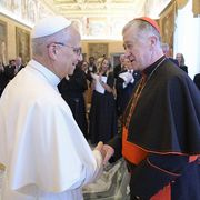 Vaticano, 9 ottobre 2025, papa Leone XIV saluta il cardinale Blase Cupich, arcivescovo di Chicago