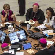 Donne e uomini assieme ai tavoli di lavoro del Sinodo sulla sinodalità