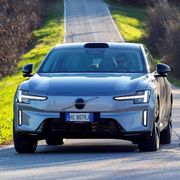 Mezzo pieno in 10 minuti: Volvo ES90 cambia le regole del gioco