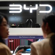 BYD, il colosso di Shenzhen, ha chiuso il 2025 con 4,6 milioni di auto vendute