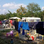 «No al campo solo per sinti a Pavia, è un ghetto, si scelga l’inclusione»