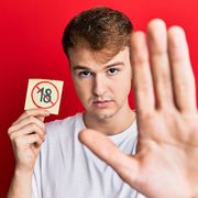 Avere 18 anni, oggi: niente patente, il sogno di un lavoro “ricco” e di tempo libero