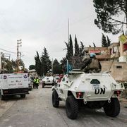 Caschi blu della Forza di interposizione dell’Onu in Libano nella città di Burj Qalawiya, colpita il 14 marzo da un raid che ha ucciso una decina di operatori sanitari