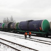Un treno trasporta cisterne petrolifere su una ferrovia alla periferia di Mosca / ANSA