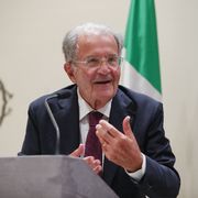 Prodi: «Da soli destinati a sparire.
Il gas russo? Con Trump può tornare»