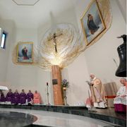 Leone XIV tiene l'omelia durante la visita alla parrocchia del Sacro Cuore a Ponte Mammolo