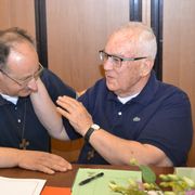 Gian Carlo Sibilia (a destra) assieme a fratel Paolo Maria Barducci, suo successore alla guida della fraternità di Sassovivo