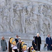 Il presidente della Repubblica, Sergio Mattarella, alla presenza della premier Giorgia Meloni e delle più alte cariche dello Stato, depone una corona di alloro all'Altare della Patria. Foto Ansa