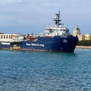 La Sea Watch attracca a Trapani, tutti i migranti sbarcati
