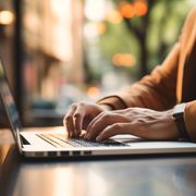 Cos'è Polymarket: le scommesse sulla guerra e il caso del giornalista minacciato