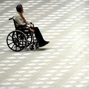 Una persona con disabilità fisica. Foto d'archivio