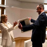 Il saluto a Bruxelles tra Meloni e Merz