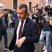 Il ristorante a Roma, la società con il boss, la smentita: Delmastro è di nuovo nella bufera