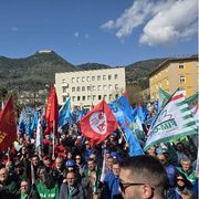 Cassino non vuole perdere l'auto: cittadini in piazza per difendere l'occupazione