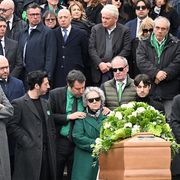 I funerali di popolo di Umberto Bossi, tra contestazioni e affetto
