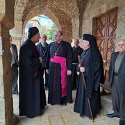 Il ponte bombardato, il nunzio bloccato dopo la Messa: la nostra domenica in Libano