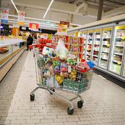 «Compra ora e paga dopo»: il fenomeno che coinvolge il 30% delle famiglie italiane