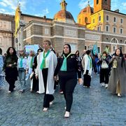 L’israeliana Yael Admi, a sinistra, e la palestinese Reem Al-Hajajreh ieri a Roma per la “Barefoot walk: mothers’ call for Peace”