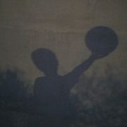 Un bambino con un pallone