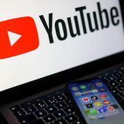 Condanna storica per i colossi dei social. «Così hanno creato dipendenza nei minori»