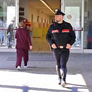 I carabinieri davanti alla scuola dove è stata accoltellata la prof