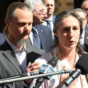 I genitori della “famiglia nel bosco”, Catherine Birmingham e Nathan Trevallion, fuori Palazzo Giustiniani al termine dell'incontro con il presidente del Senato Ignazio La Russa