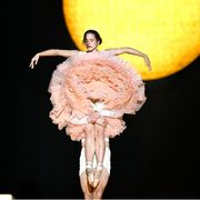 Dio e il sacro tornano
su un palco di musica
pop. Rosalìa è un caso