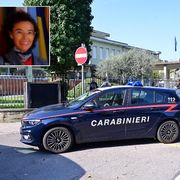 L'aggressione alla prof in diretta, l'esplosivo in camera, la mimetica: i misteri dell'agguato