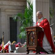 Il Papa: vicini a chi non può vivere i riti di questi giorni, il nostro Dio rifiuta la guerra