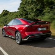 Mazda CX-6e: l'arte del movimento sfida il tempo (e le tedesche)