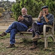 Meno figli, più soli: così la solitudine alimenta la crisi demografica