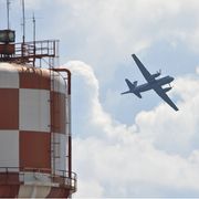 Un velivolo sopra la base di Sigonella