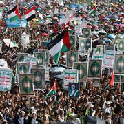 Sostenitori degli Houthi partecipano a una protesta contro gli Stati Uniti e Israele e in solidarietà con il popolo palestines