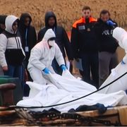 Lo sbarco delle salme a Lampedusa, dopo che la Guardia costiera ha soccorso una barca naufragata davanti a Lampedusa