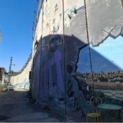 Sul muro di Betlemme un mural apre una finestra su Gerusalemme