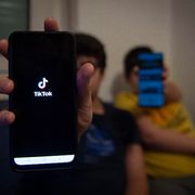 Due adolescenti mentre utilizzano i social network più diffuso tra i giovanissimi