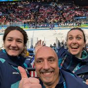 Luca Graziano all'Arena Santa Giulia con altre due volontarie durante le Olimpiadi Milano-Cortina