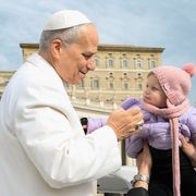 Papa Leone XIV saluta una bimba in piazza San Pietro durante l’udienza generale