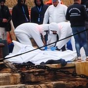 Guardate questi volti. Poi chiedetevi perché nessuno parla